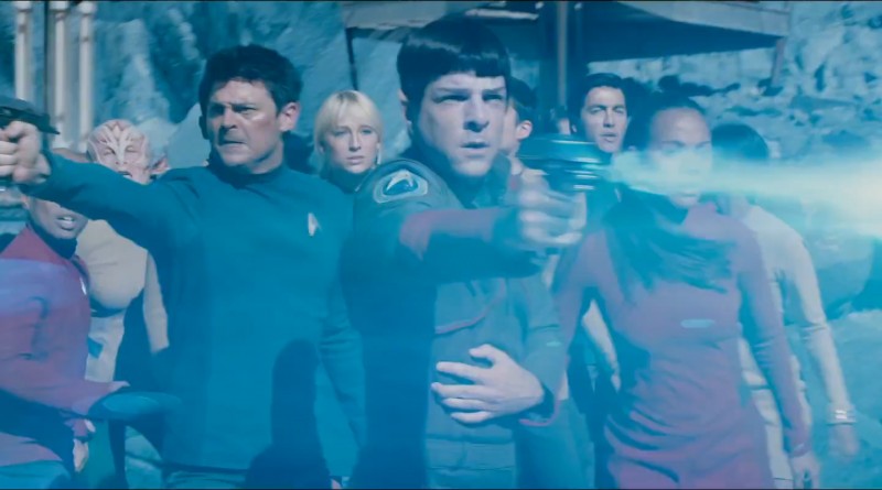 Umringt von Feinden versuchen Spock und Bones die Crew zu verteidigen